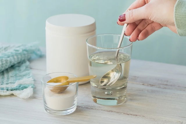 Vaso de agua con citrulina en polvo