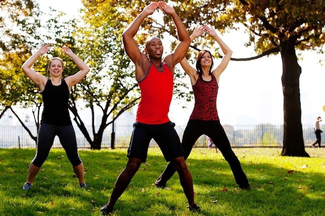 groupe qui pratique des jumping jack