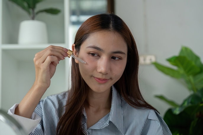 mujer aplicandose sérum con ácido mandélico