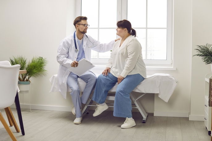 Mujer con obesidad acudiendo al médico para un check-up