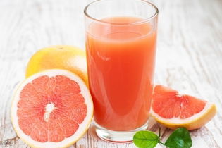 Illustrative image of the article 10 Home Remedies for Sore Throat: Grapefruit, Mint & More