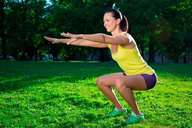 femme qui pratique des squats