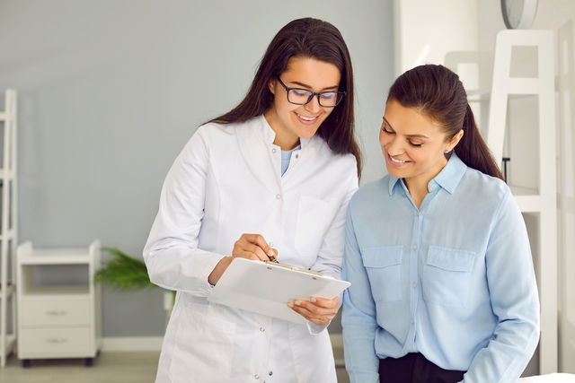 Médica receitando remédio para paciente