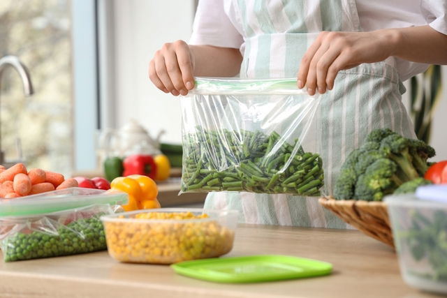 Mujer preparando los alimentos para refrigerar y congelar