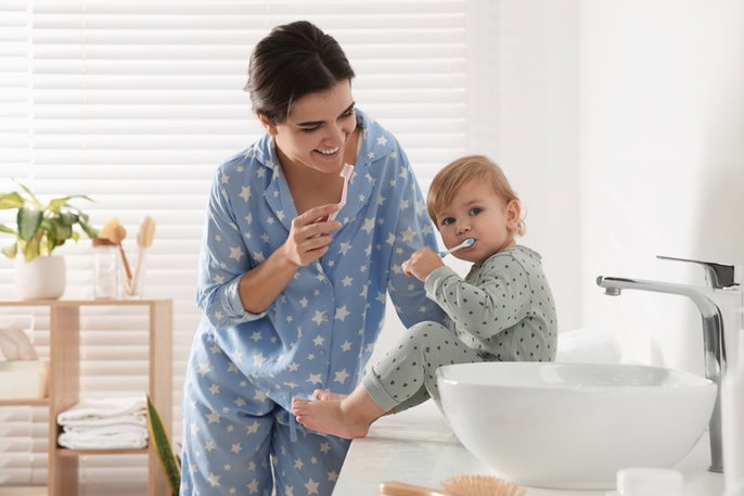 Mamá con su bebé cepillandose los dientes