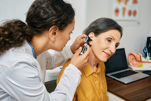 Médica avalia ouvido de uma paciente