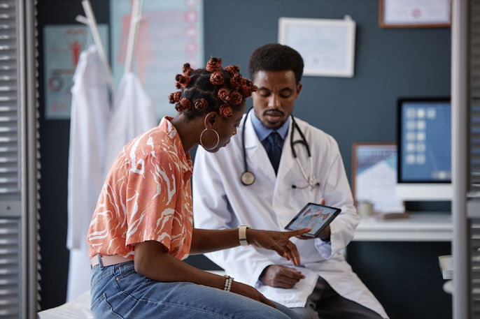 Mujer en consulta por candidiasis vaginal