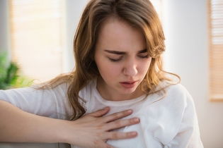 Illustrative image of the article Right Side Chest Pain: Top 10 Causes (& What to Do)