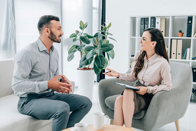 Psiquiatra conversando com o paciente durante a consulta médica