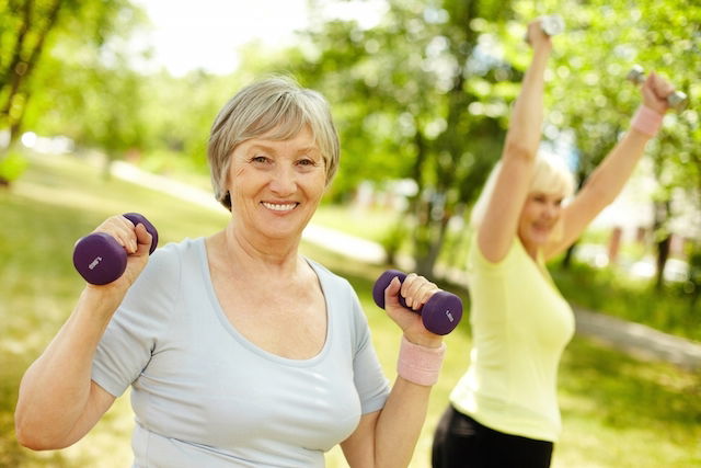 Idosa fazendo exercícios físicos de força para ganhar massa muscular