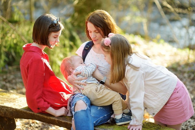 Mãe amamentando uma criança de aproximadamente 2 anos