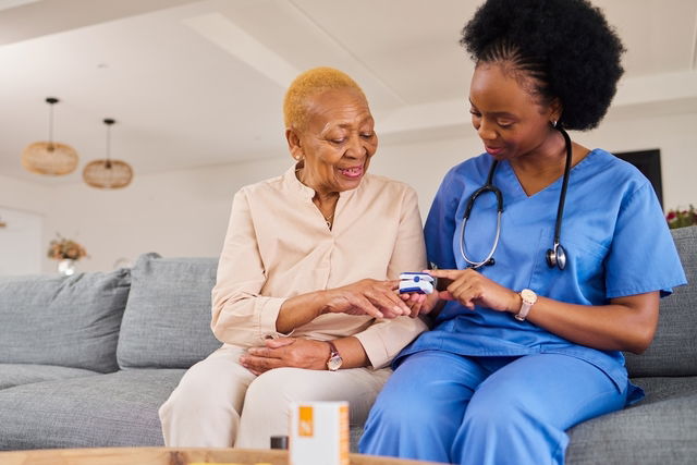 médecin évaluant la saturation en oxygène d'une femme à l'aide d'un oxymètre de pouls