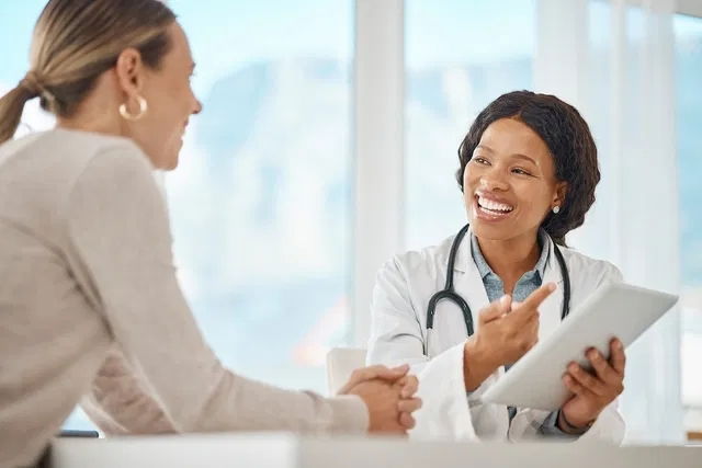 Médico recetando medicamentos para la amigdalitis a una mujer joven