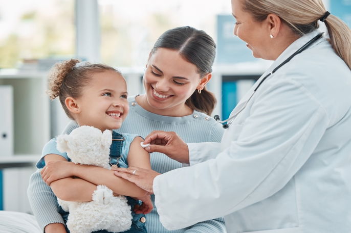 niña recibiendo la vacuna de la fiebre amarilla