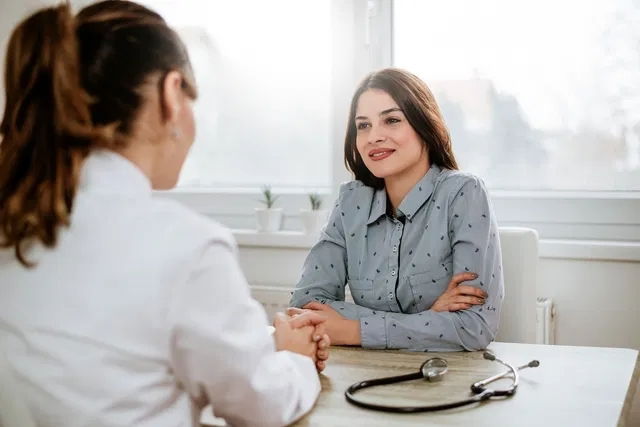 Mujer consultando a la ginecóloga por sufrir migraña menstrual