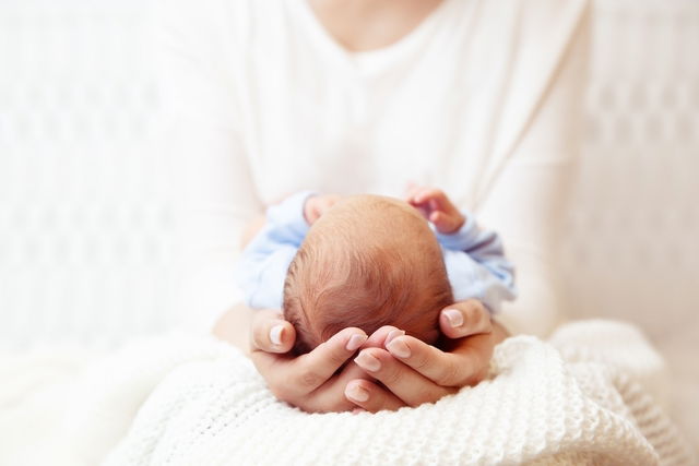 Madre sosteniendo al bebé en su regazo