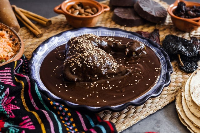 Plato de mole negro con carne