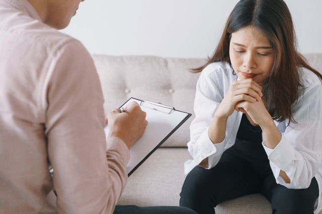 Mulher jovem em consulta com a psiquiatra