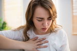 Illustrative image of the article Why does my chest hurt when I take a deep breath?