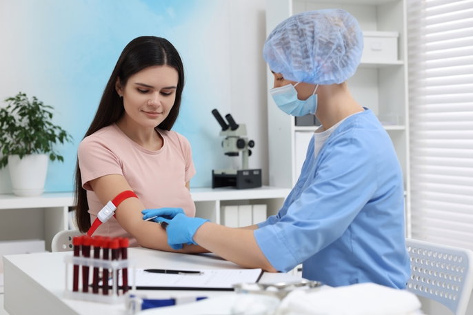 Mujer realizando extracción de sangre 