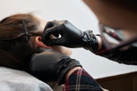 Image illustrative de l'article Piercing infecté: causes et que faire (avec étapes à suivre)