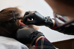 Image illustrative de l'article Piercing infecté: causes et que faire (avec étapes à suivre)