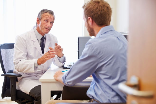 Homem em consulta com um médico