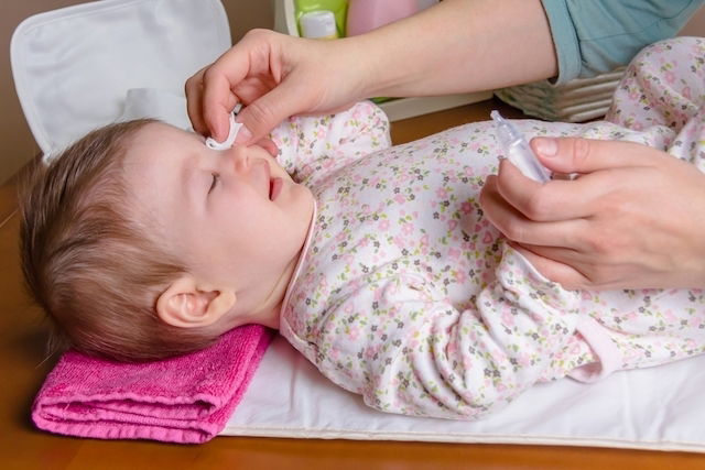 Bebé con lagañas en los ojos