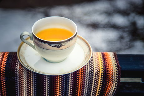 Illustrative image of the article Home Remedies for Kidney Stones: 12 Teas & Natural Remedies