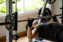 Imagem ilustrativa do artigo Supino reto com barra: para que serve, trabalha qual músculo (e como fazer)