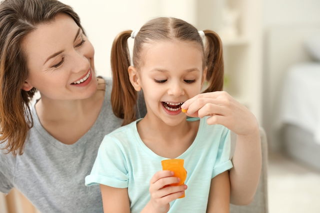 Madre dando suplemento al niño