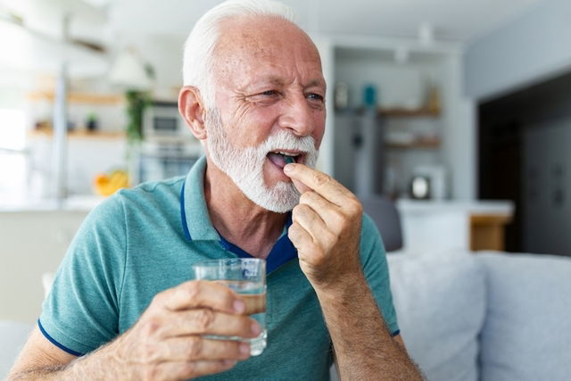 Persona mayor tomando bezafibrato