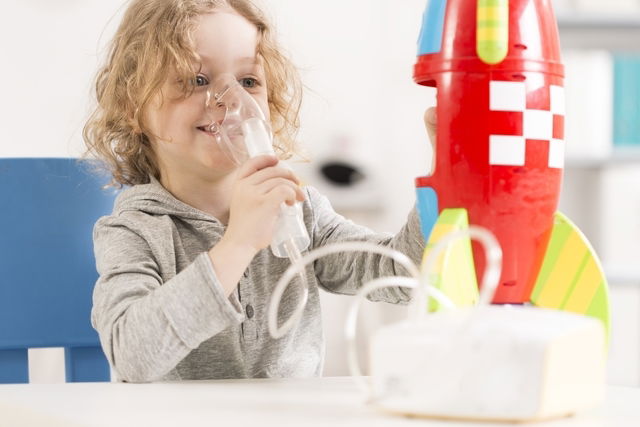 enfant en train de réaliser un traitement aérosol