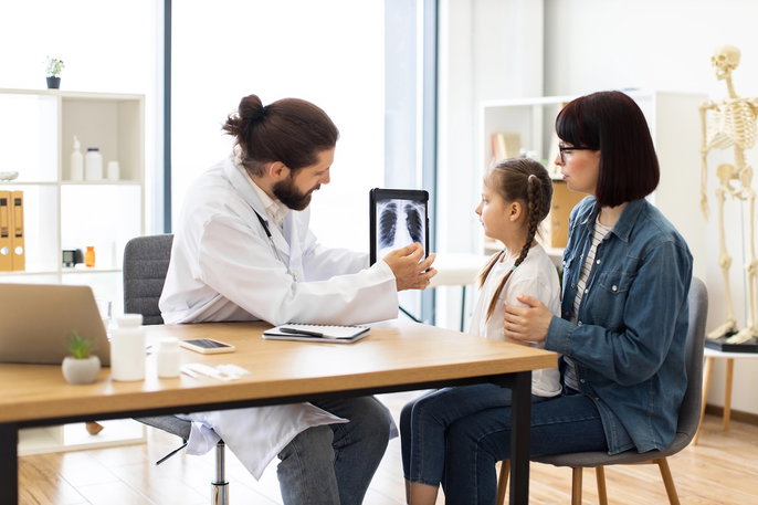 Niña en consulta por pecho de paloma