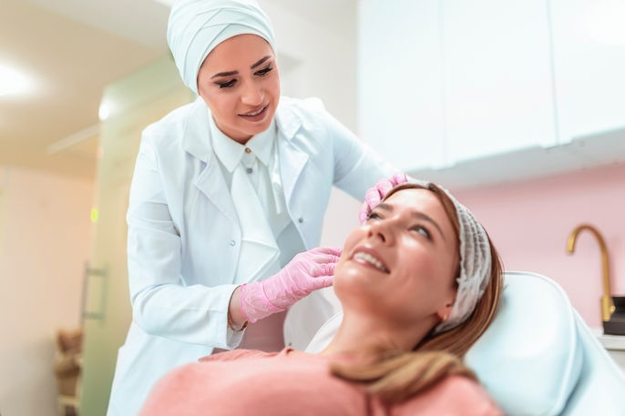 mujer realizando tratamiento estético