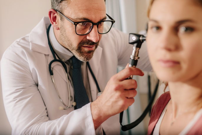 Le docteur examine l'oreille d'un patient