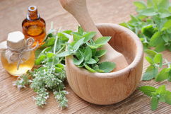 Imagem ilustrativa do artigo 11 remédios caseiros para infecção urinária (e como preparar)