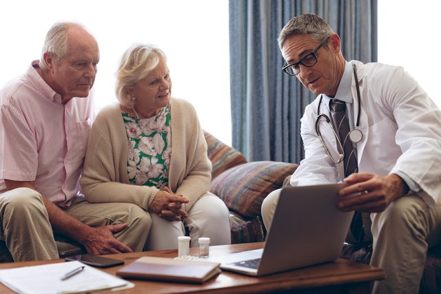 Un hombre y su esposa en una cita con el médico.