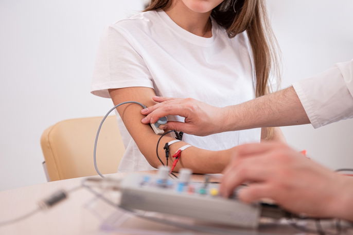 Mujer realizandose una electromiografía