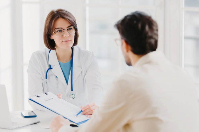 Hombre en consulta por uso de benzodiacepinas
