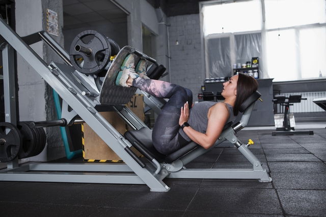 Mulher realizando o exercício leg press