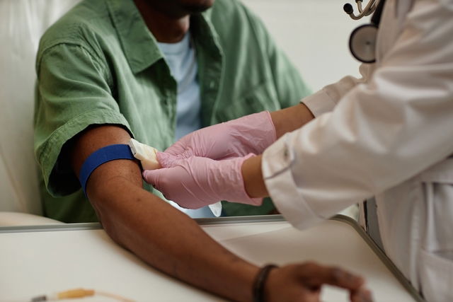 professionnel de la santé effectuant une prise de sang sur un patient