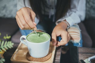 Illustrative image of the article Matcha Tea: 8 Health Benefits, Doses & Recipes