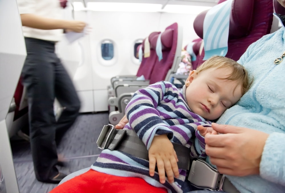 Com quantos meses o bebê pode viajar de avião? - Tua Saúde