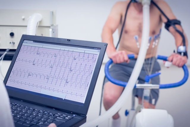 Homem realizando um exame de ergoespirometria, que avalia o VO2 máximo