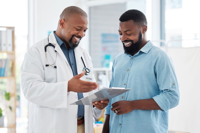 Médico mostrando resultado de exames para paciente no hospital