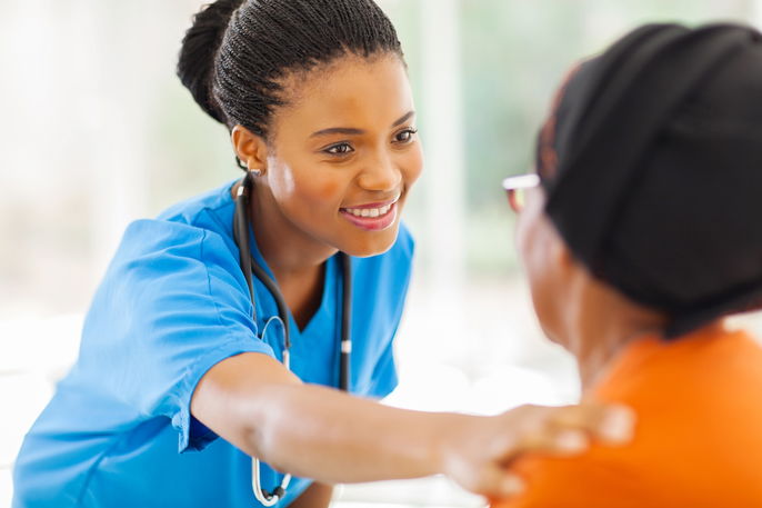 Médico hablando de forma empática con una paciente oncológica