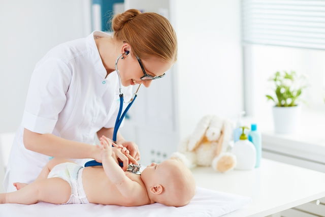 Pediatra examinando bebê