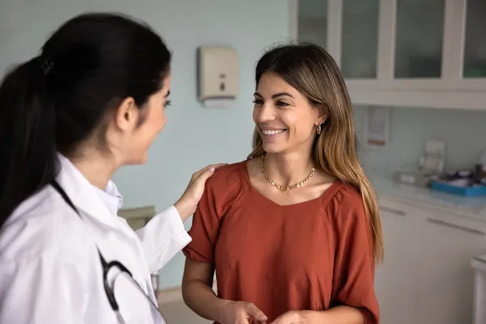 mujer en consulta por prosopagnosia