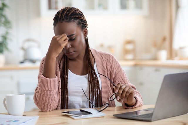 Mujer sentada en una mesa de trabajo